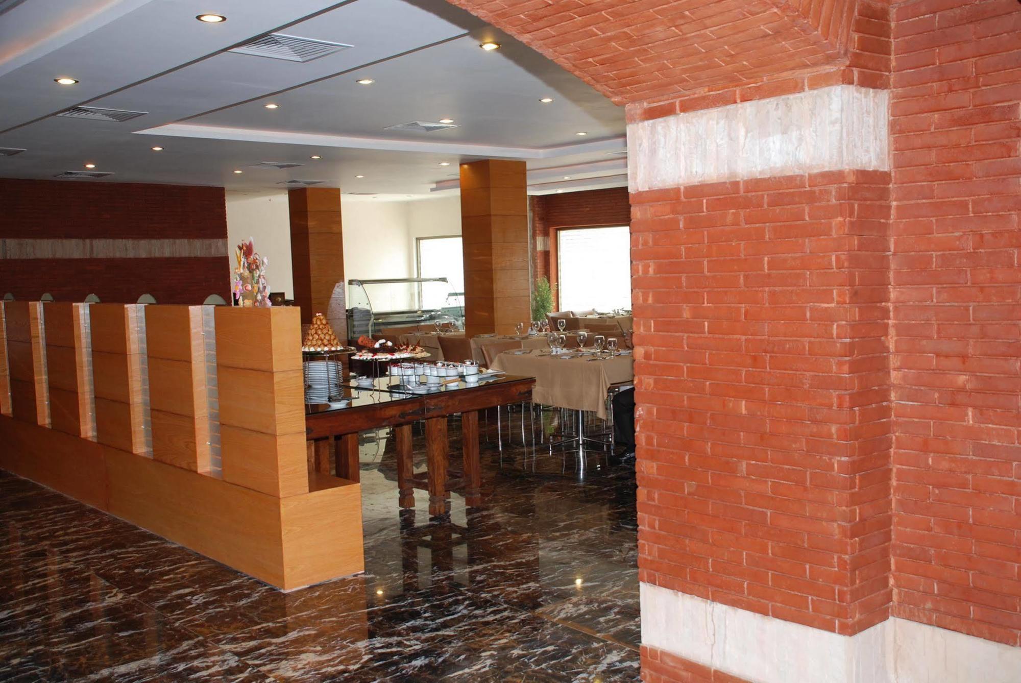 Hotel One Φαϊσαλάμπαντ Εστιατόριο φωτογραφία